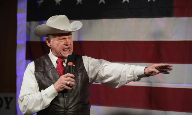 Hevdet at 9/11-angrepene var straff for amerikanernes synder. Nå drukner senatorkandidat Roy Moore i overgrepsanklager